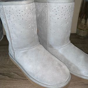 grey button uggs